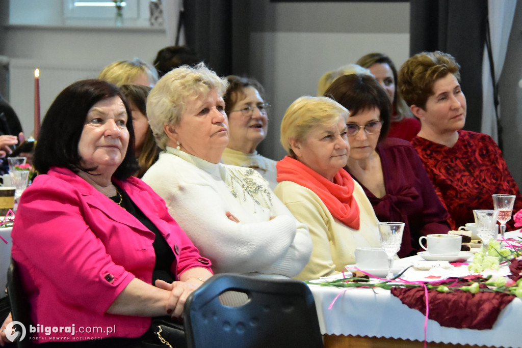 Biszcza w ukłonie dla Pań. Wyjątkowe świętowanie w GOSiR