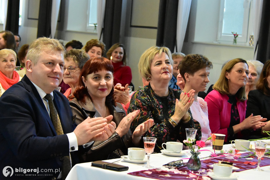 Biszcza w ukłonie dla Pań. Wyjątkowe świętowanie w GOSiR