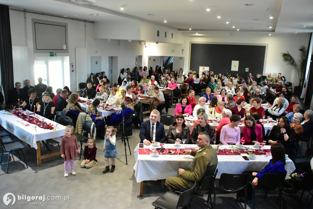 Biszcza w ukłonie dla Pań. Wyjątkowe świętowanie w GOSiR