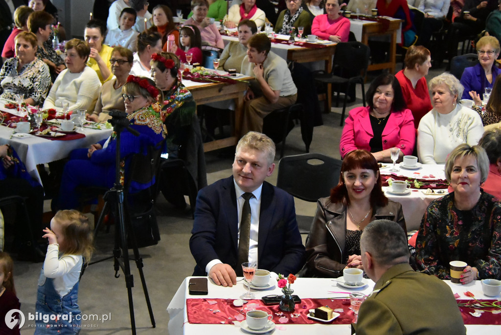 Biszcza w ukłonie dla Pań. Wyjątkowe świętowanie w GOSiR