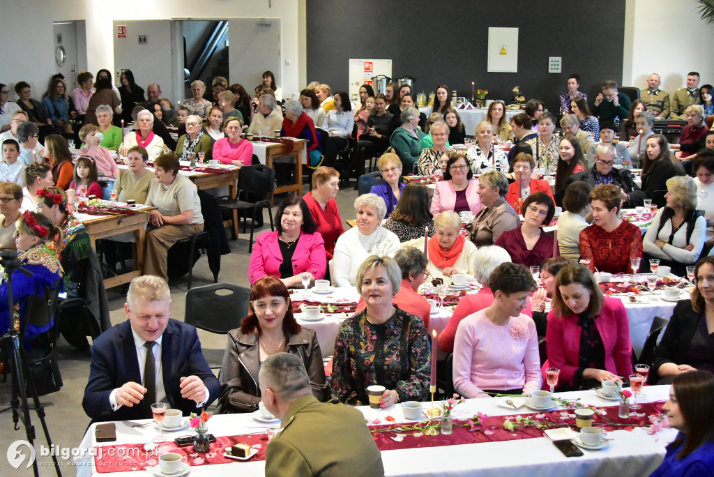 Biszcza w ukłonie dla Pań. Wyjątkowe świętowanie w GOSiR