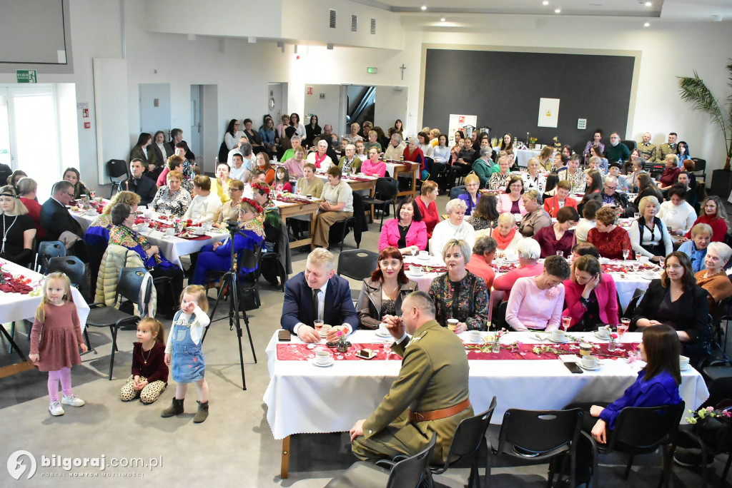 Biszcza w ukłonie dla Pań. Wyjątkowe świętowanie w GOSiR