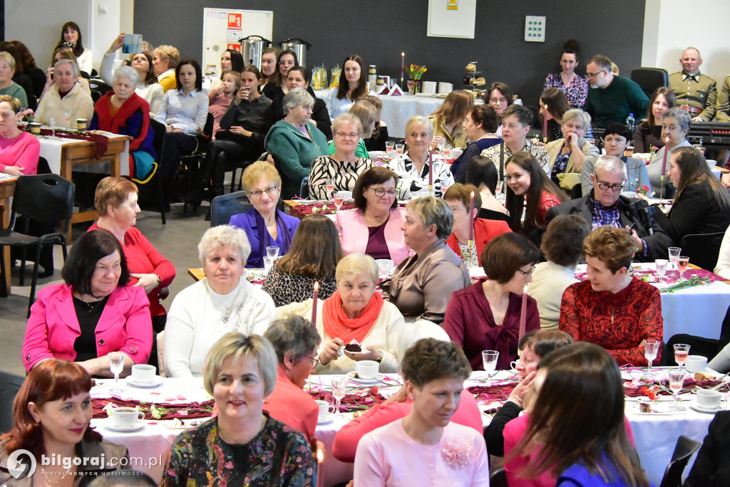 Biszcza w ukłonie dla Pań. Wyjątkowe świętowanie w GOSiR