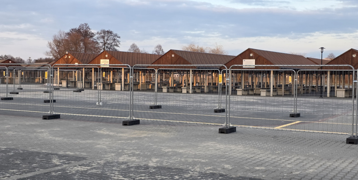 Zagadkowy płot na biłgorajskim targowisku. Miasto wyjaśnia: to szkoła jazdy