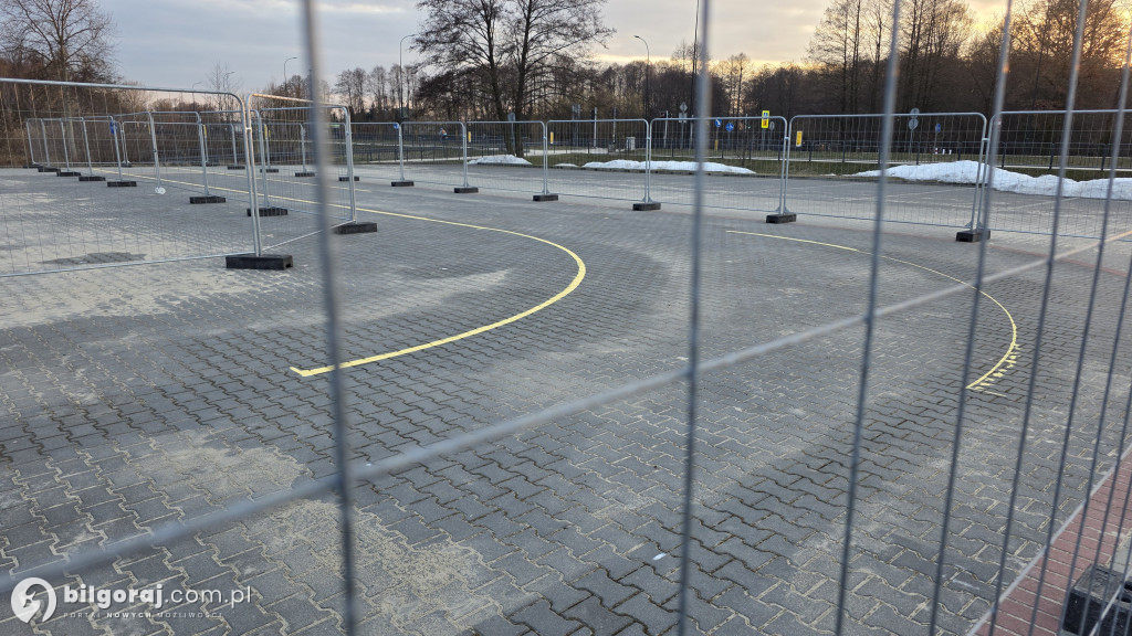 Zagadkowy płot na biłgorajskim targowisku. Miasto wyjaśnia: to szkoła jazdy