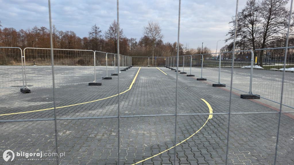 Zagadkowy płot na biłgorajskim targowisku. Miasto wyjaśnia: to szkoła jazdy