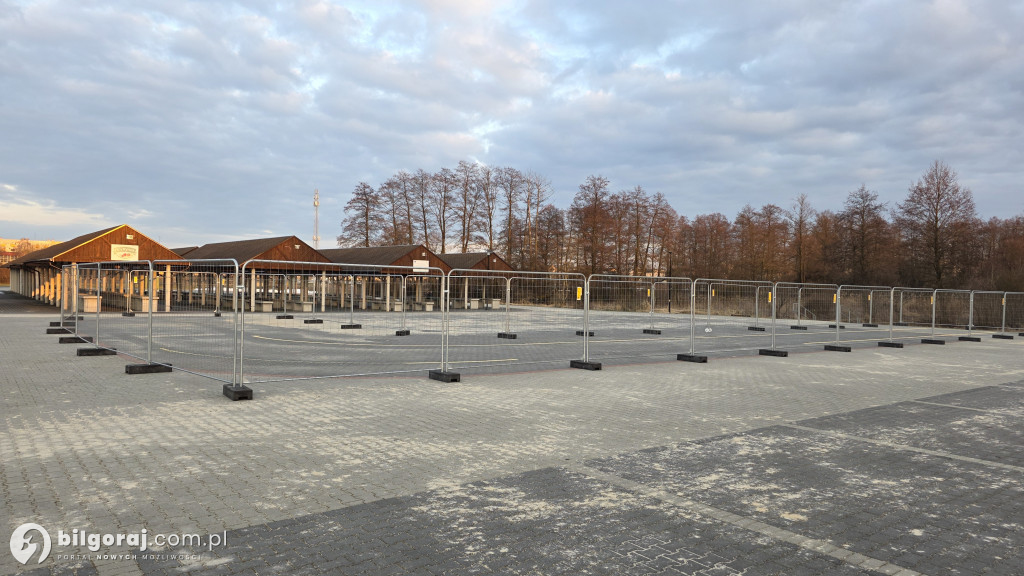 Zagadkowy płot na biłgorajskim targowisku. Miasto wyjaśnia: to szkoła jazdy