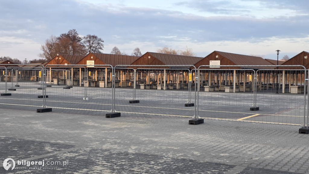 Zagadkowy płot na biłgorajskim targowisku. Miasto wyjaśnia: to szkoła jazdy