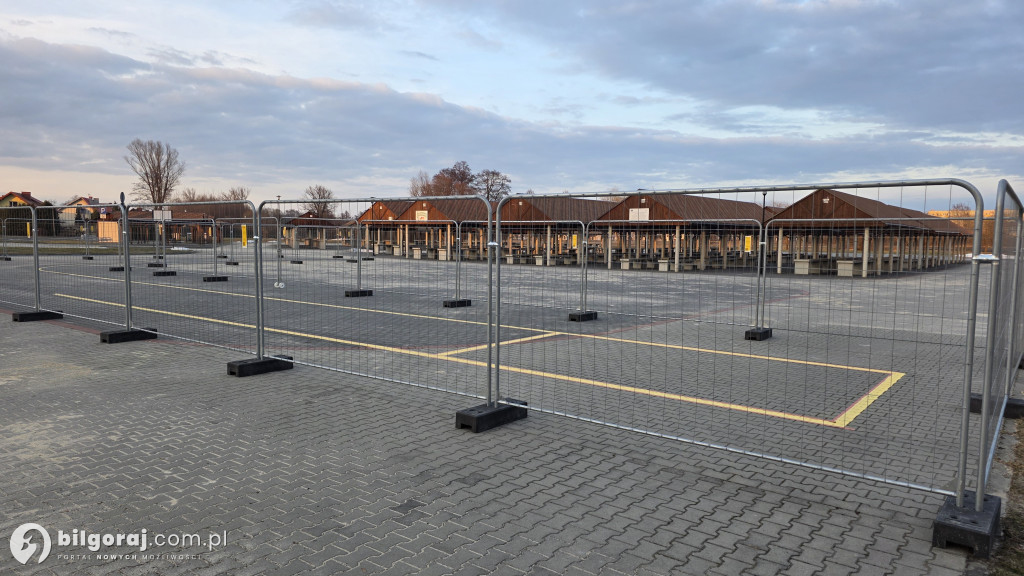Zagadkowy płot na biłgorajskim targowisku. Miasto wyjaśnia: to szkoła jazdy