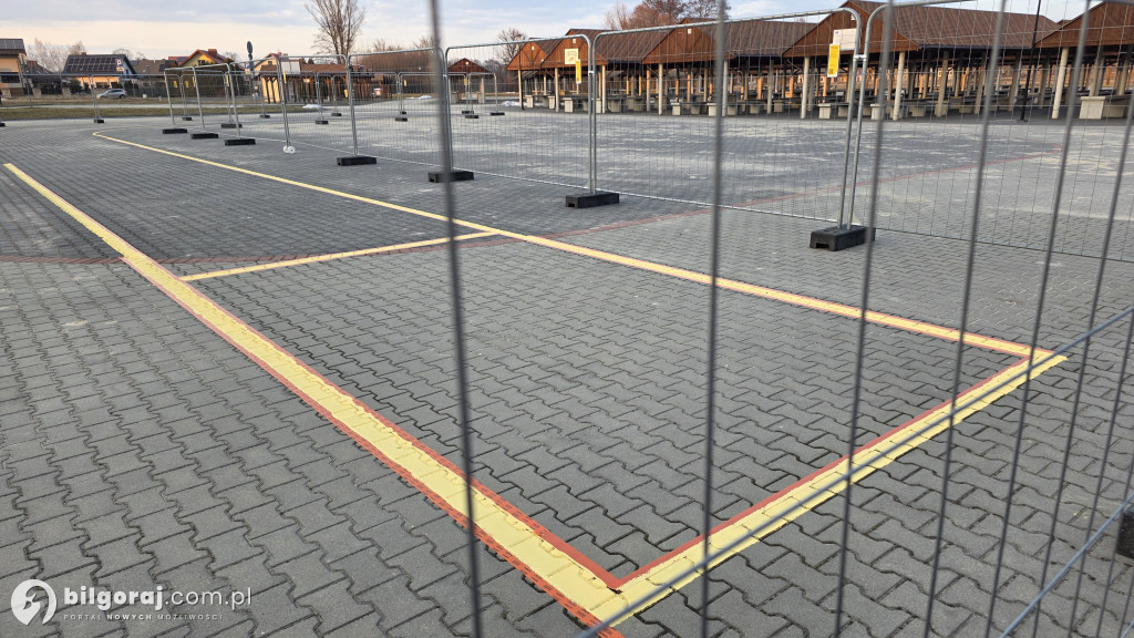 Zagadkowy płot na biłgorajskim targowisku. Miasto wyjaśnia: to szkoła jazdy