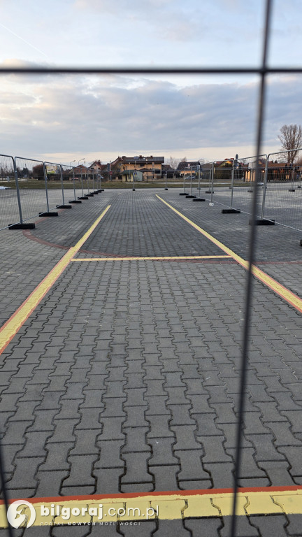 Zagadkowy płot na biłgorajskim targowisku. Miasto wyjaśnia: to szkoła jazdy