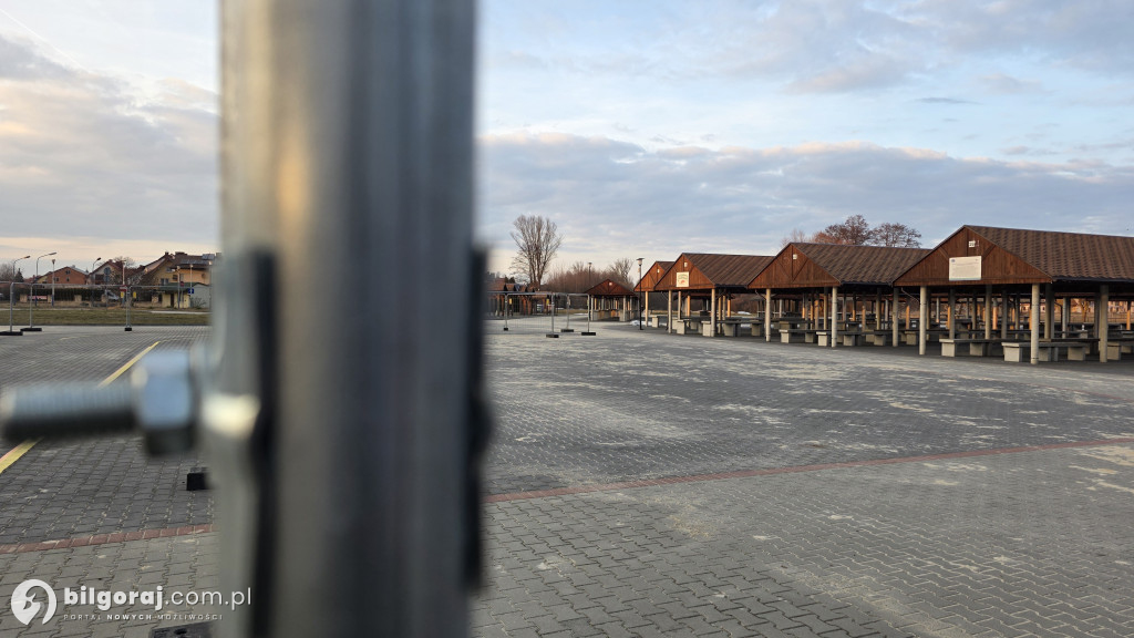 Zagadkowy płot na biłgorajskim targowisku. Miasto wyjaśnia: to szkoła jazdy