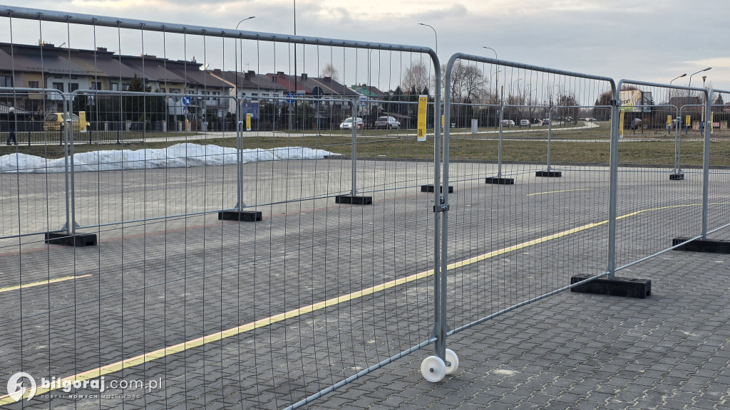 Zagadkowy płot na biłgorajskim targowisku. Miasto wyjaśnia: to szkoła jazdy