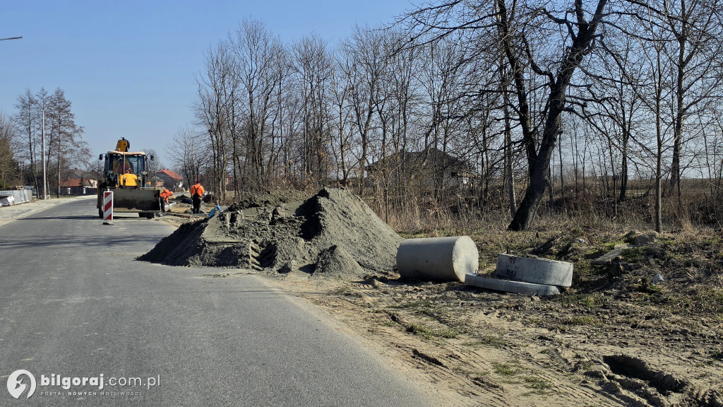 Wiosna. Kontynuowane są prace inwestycyjne na drodze powiatowej
