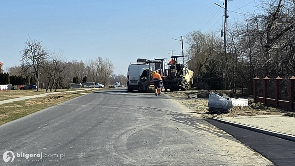 Wiosna. Kontynuowane są prace inwestycyjne na drodze powiatowej