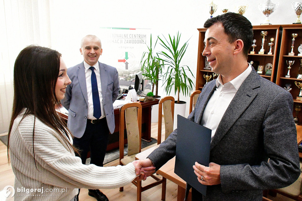 Gratulacje dla Gabrieli Zając od starosty i dyrektora RCEZ-tu