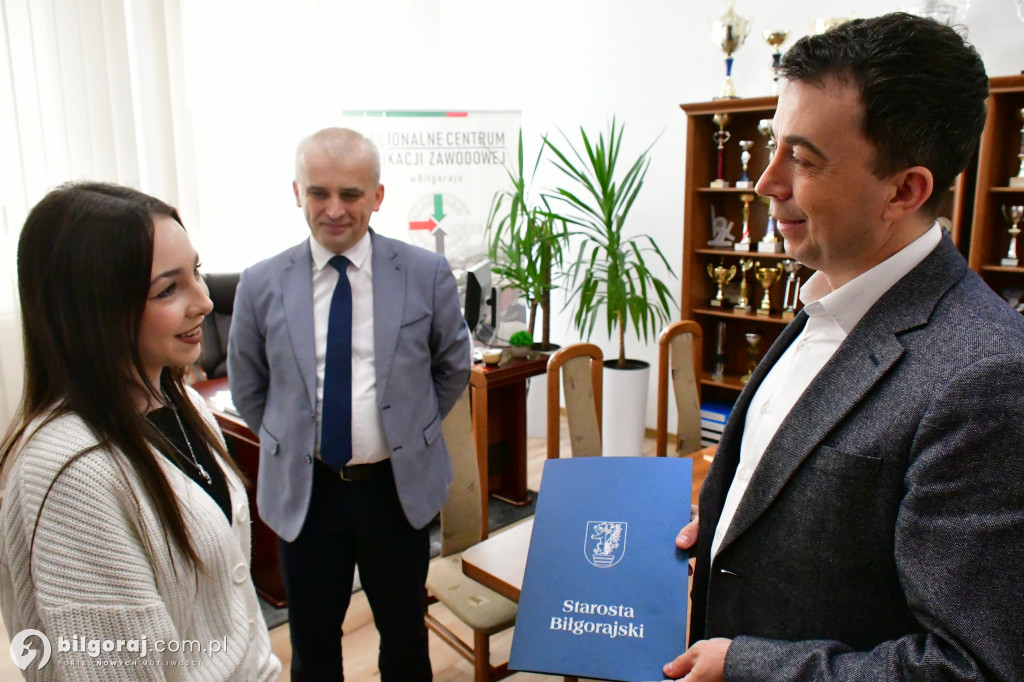 Gratulacje dla Gabrieli Zając od starosty i dyrektora RCEZ-tu