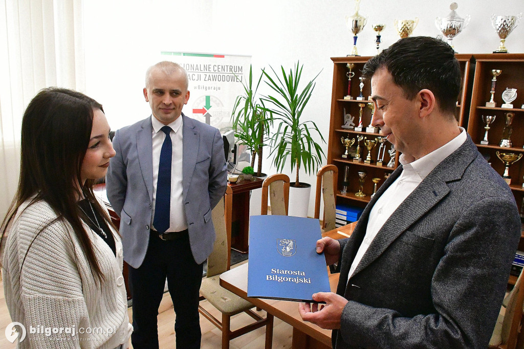 Gratulacje dla Gabrieli Zając od starosty i dyrektora RCEZ-tu