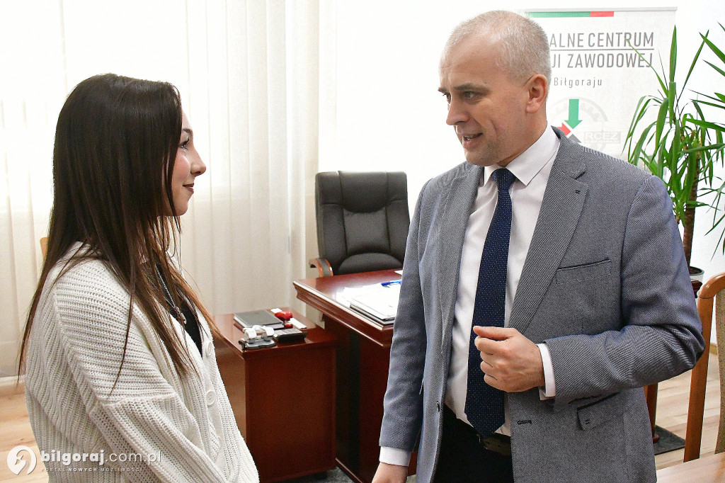 Gratulacje dla Gabrieli Zając od starosty i dyrektora RCEZ-tu