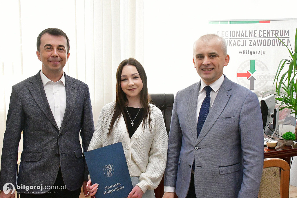 Gratulacje dla Gabrieli Zając od starosty i dyrektora RCEZ-tu