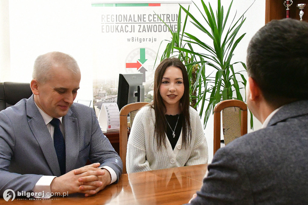 Gratulacje dla Gabrieli Zając od starosty i dyrektora RCEZ-tu