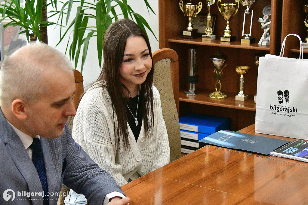 Gratulacje dla Gabrieli Zając od starosty i dyrektora RCEZ-tu