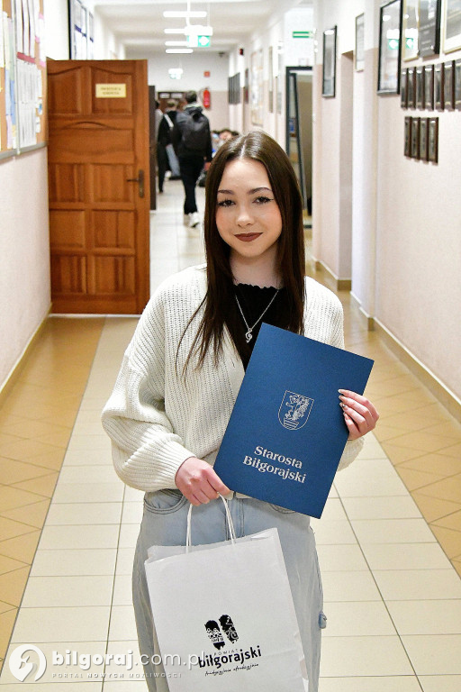 Gratulacje dla Gabrieli Zając od starosty i dyrektora RCEZ-tu