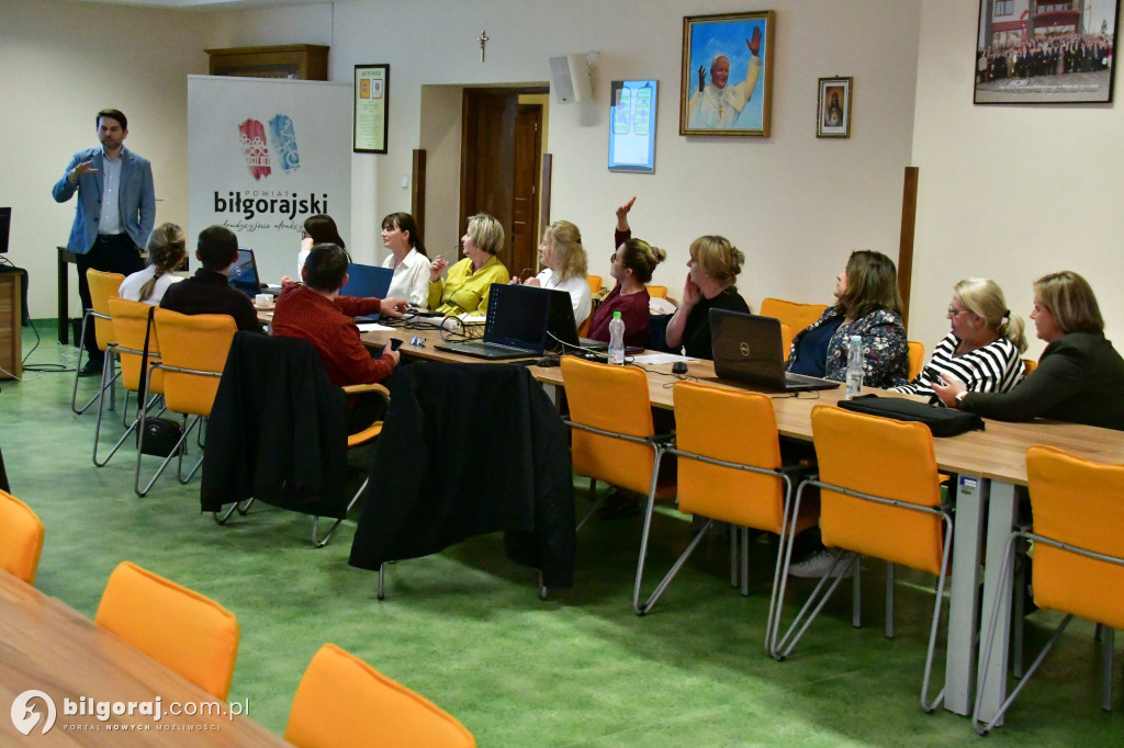 Cyfrowa rewolucja w Starostwie. NGO z powiatu biłgorajskiego uczą się pracy z AI