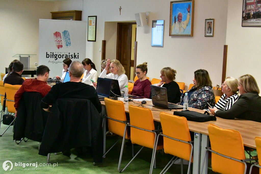 Cyfrowa rewolucja w Starostwie. NGO z powiatu biłgorajskiego uczą się pracy z AI