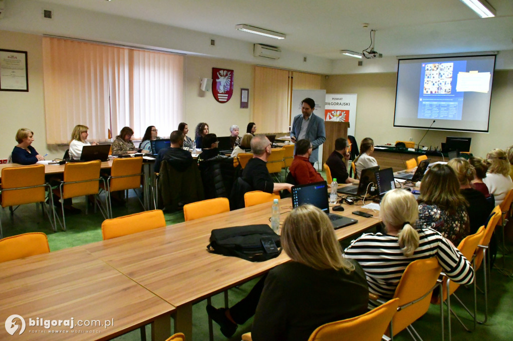 Cyfrowa rewolucja w Starostwie. NGO z powiatu biłgorajskiego uczą się pracy z AI