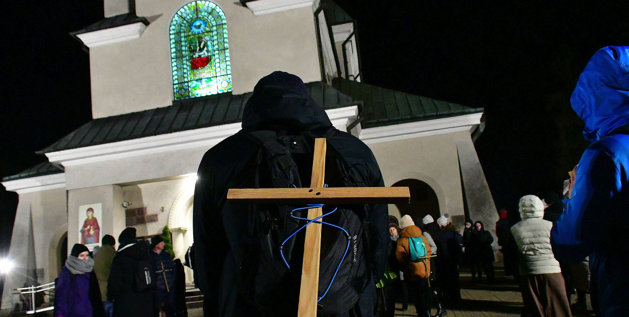 Ekstremalne wyzwanie wiary. Kilkaset osób wyruszyło z Biłgoraja na nocny szlak EDK
