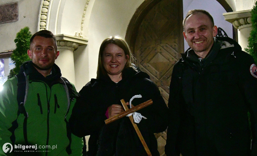 Ekstremalne wyzwanie wiary. Kilkaset osób wyruszyło z Biłgoraja na nocny szlak EDK