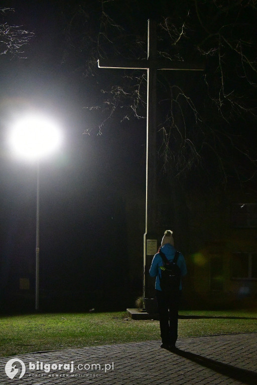 Ekstremalne wyzwanie wiary. Kilkaset osób wyruszyło z Biłgoraja na nocny szlak EDK