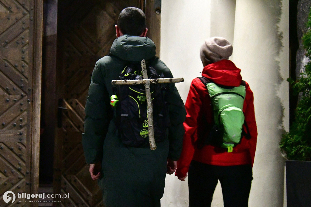 Ekstremalne wyzwanie wiary. Kilkaset osób wyruszyło z Biłgoraja na nocny szlak EDK