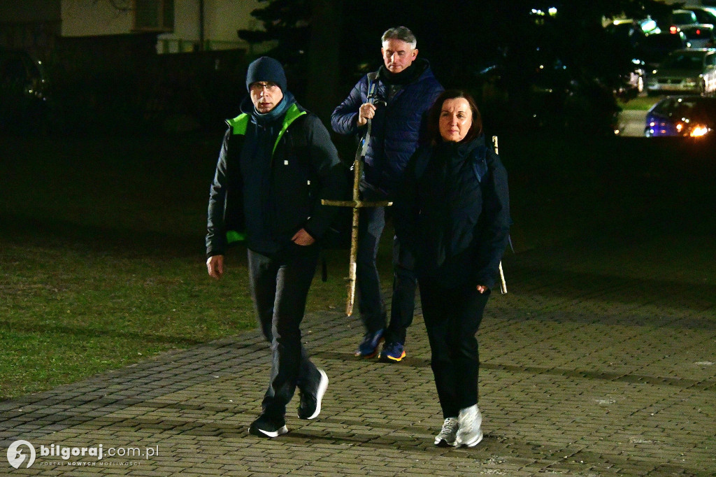 Ekstremalne wyzwanie wiary. Kilkaset osób wyruszyło z Biłgoraja na nocny szlak EDK