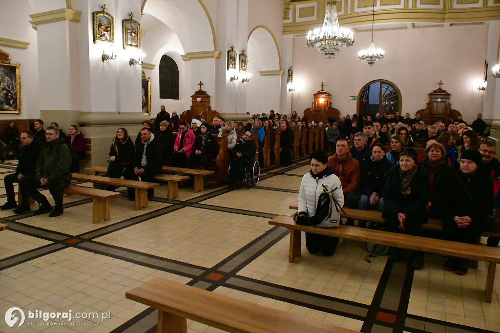 Ekstremalne wyzwanie wiary. Kilkaset osób wyruszyło z Biłgoraja na nocny szlak EDK