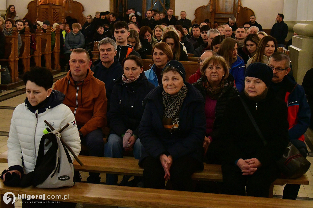 Ekstremalne wyzwanie wiary. Kilkaset osób wyruszyło z Biłgoraja na nocny szlak EDK