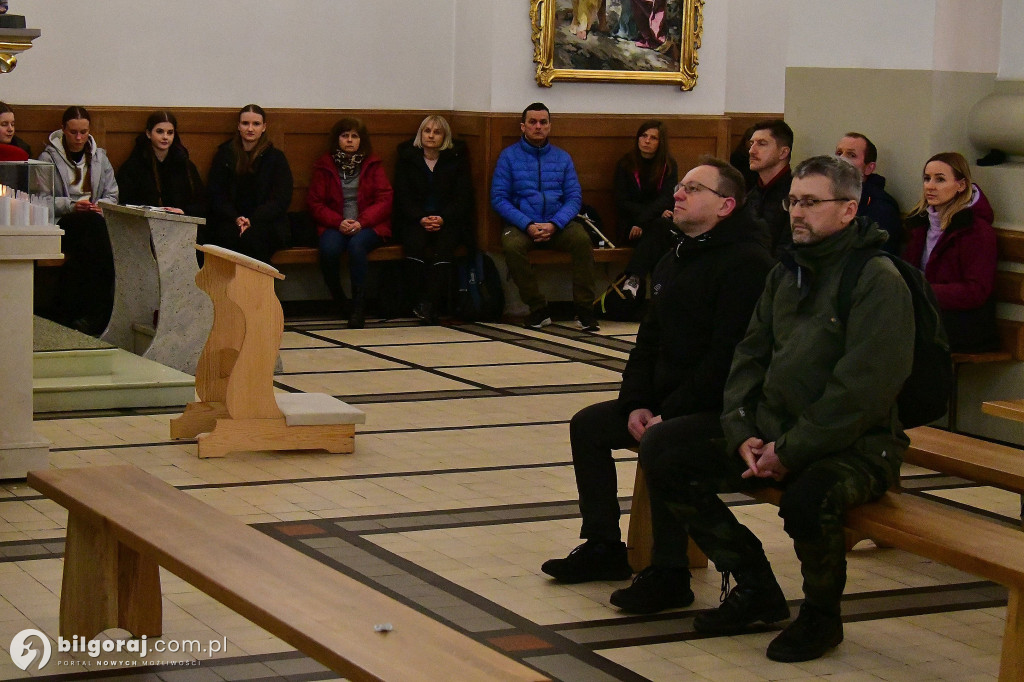 Ekstremalne wyzwanie wiary. Kilkaset osób wyruszyło z Biłgoraja na nocny szlak EDK