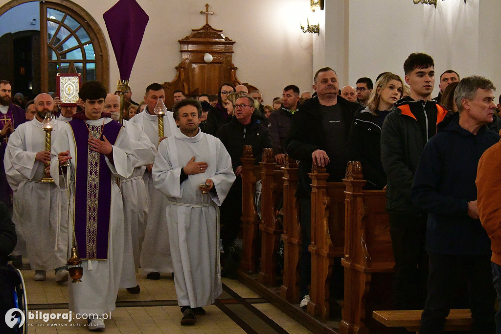 Ekstremalne wyzwanie wiary. Kilkaset osób wyruszyło z Biłgoraja na nocny szlak EDK