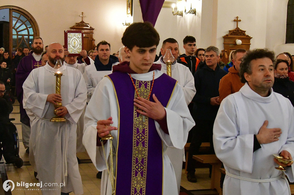 Ekstremalne wyzwanie wiary. Kilkaset osób wyruszyło z Biłgoraja na nocny szlak EDK