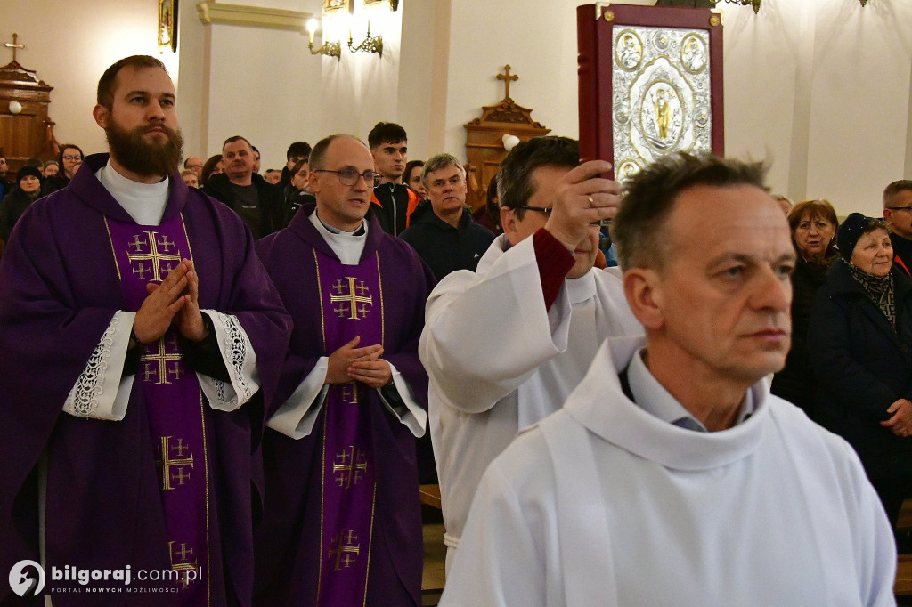 Ekstremalne wyzwanie wiary. Kilkaset osób wyruszyło z Biłgoraja na nocny szlak EDK