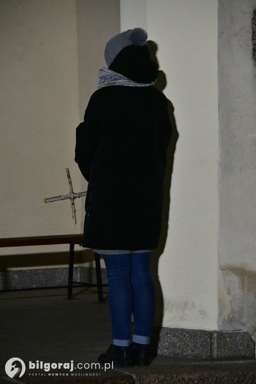 Ekstremalne wyzwanie wiary. Kilkaset osób wyruszyło z Biłgoraja na nocny szlak EDK