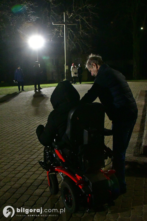 Ekstremalne wyzwanie wiary. Kilkaset osób wyruszyło z Biłgoraja na nocny szlak EDK