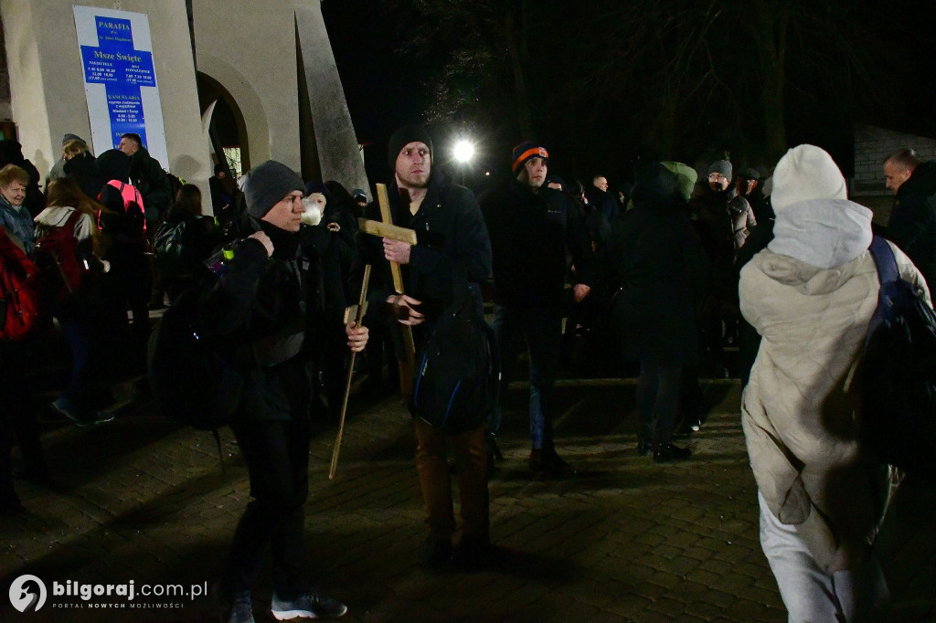 Ekstremalne wyzwanie wiary. Kilkaset osób wyruszyło z Biłgoraja na nocny szlak EDK