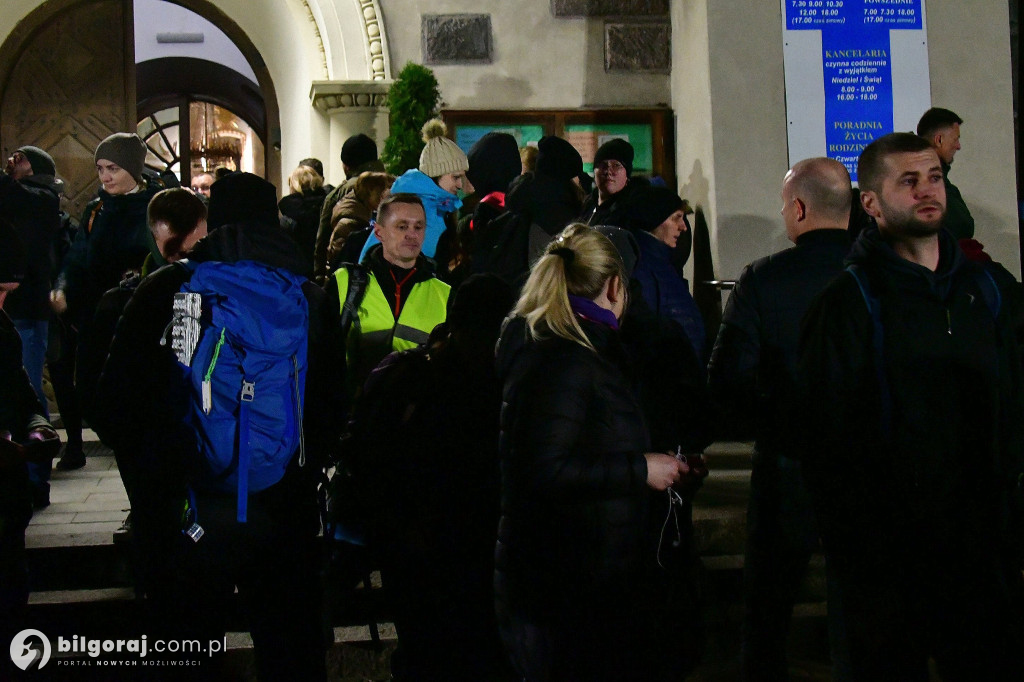 Ekstremalne wyzwanie wiary. Kilkaset osób wyruszyło z Biłgoraja na nocny szlak EDK