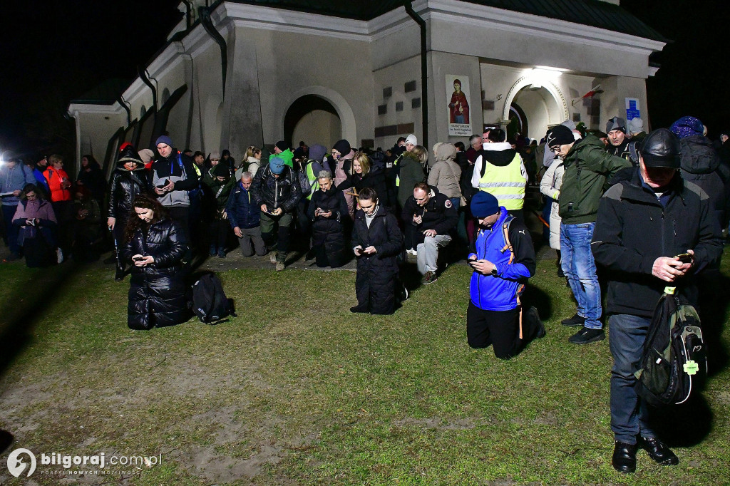 Ekstremalne wyzwanie wiary. Kilkaset osób wyruszyło z Biłgoraja na nocny szlak EDK