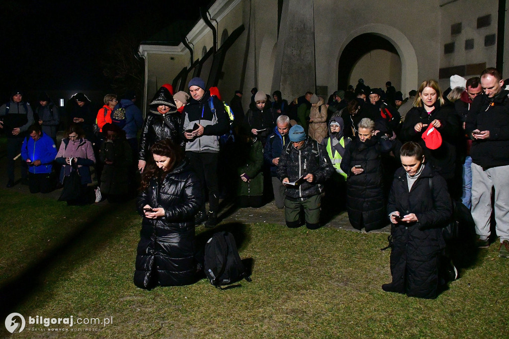 Ekstremalne wyzwanie wiary. Kilkaset osób wyruszyło z Biłgoraja na nocny szlak EDK