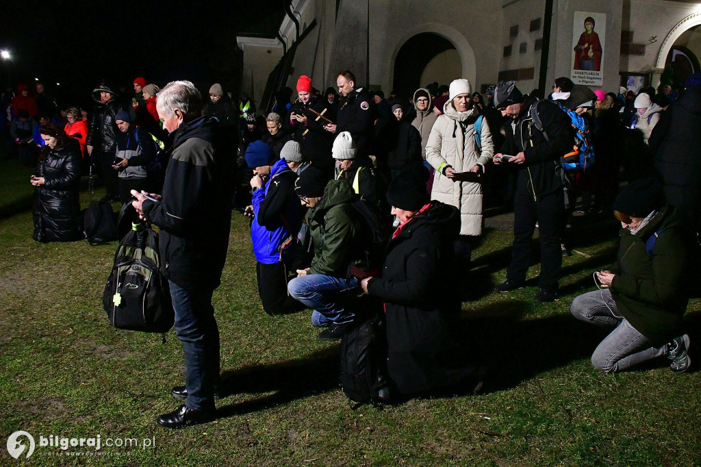 Ekstremalne wyzwanie wiary. Kilkaset osób wyruszyło z Biłgoraja na nocny szlak EDK