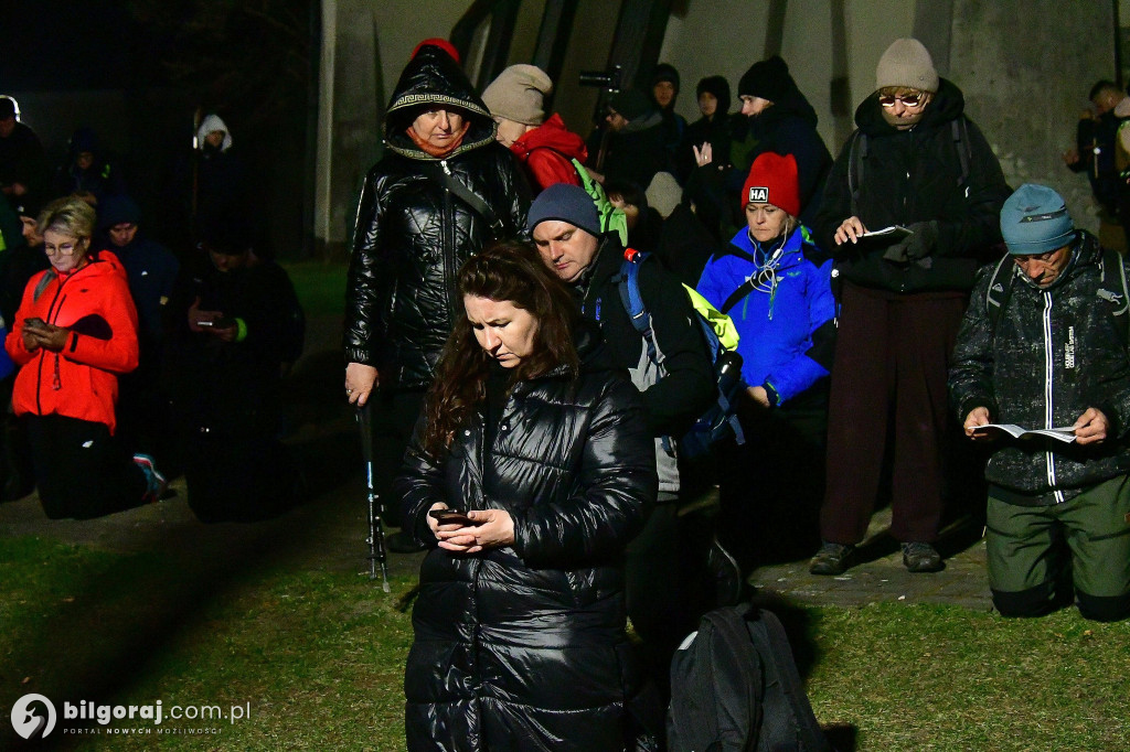 Ekstremalne wyzwanie wiary. Kilkaset osób wyruszyło z Biłgoraja na nocny szlak EDK