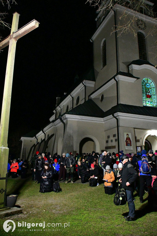 Ekstremalne wyzwanie wiary. Kilkaset osób wyruszyło z Biłgoraja na nocny szlak EDK